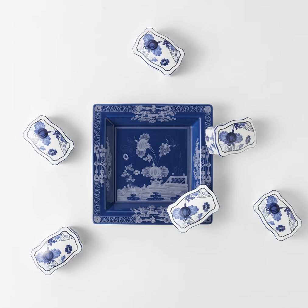 Shop the Ginori 1735 Oriente Italiano Indaco large change tray in pure porcelain. Handcrafted in Italy with iconic floral motif.