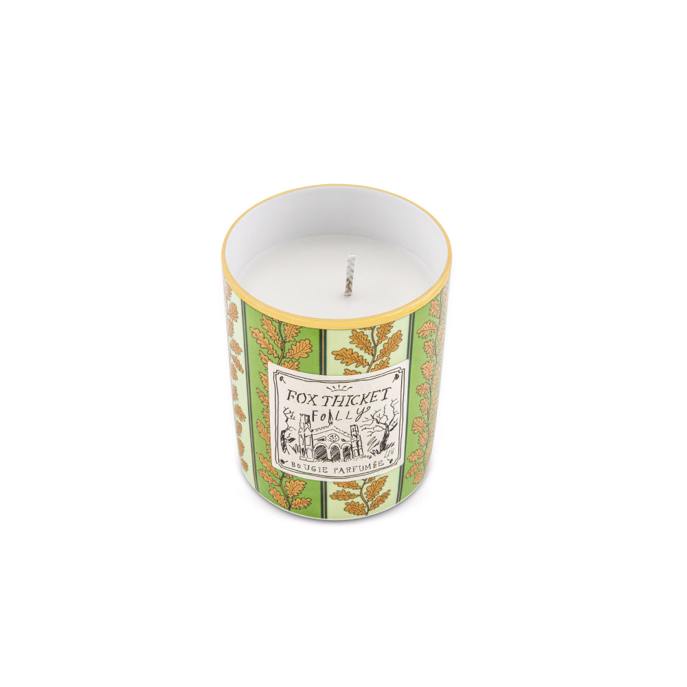 Enter a mysterious woodland escape with the Fox Thicket Folly Scented Candle from the Profumi Luchino Collection by Ginori 1735, created in collaboration with British artist and designer Luke Edward Hall. Inspired by a dramatic Gothic building hidden within a fog-covered forest, this luxury home fragrance captures the atmosphere of Fox Thicket Folly and the enchanting landscapes of the Cotswolds, England, one of the artist’s favorite destinations.