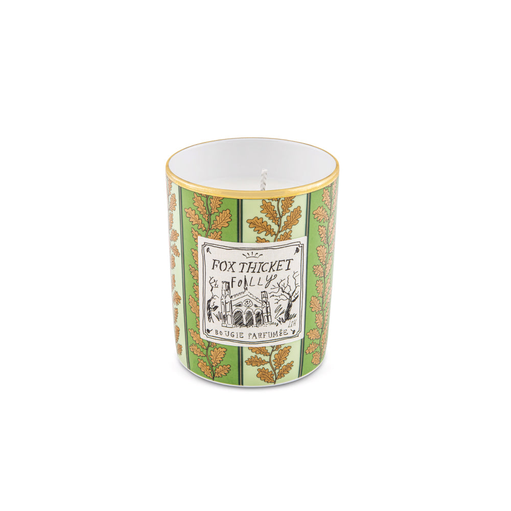 Enter a mysterious woodland escape with the Fox Thicket Folly Scented Candle from the Profumi Luchino Collection by Ginori 1735, created in collaboration with British artist and designer Luke Edward Hall. Inspired by a dramatic Gothic building hidden within a fog-covered forest, this luxury home fragrance captures the atmosphere of Fox Thicket Folly and the enchanting landscapes of the Cotswolds, England, one of the artist’s favorite destinations.