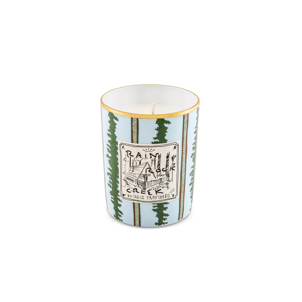 Immerse your home in the atmosphere of the California wilderness with the Rain Rock Creek Scented Candle by Ginori 1735, created in collaboration with British artist and designer Luke Edward Hall. Inspired by the peaceful Big Sur region and a quiet bungalow hidden among the forests of California, this luxury home fragrance combines artistic design with a sophisticated Fougère scent composition.
