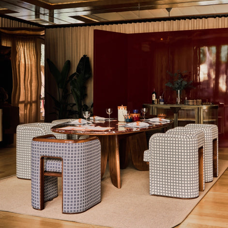 The Maximus Table by Medea 1905, designed as part of the Tara Bernerd for Medea 1905 Collection, combines generous proportions with refined material contrasts and a distinctive architectural character.