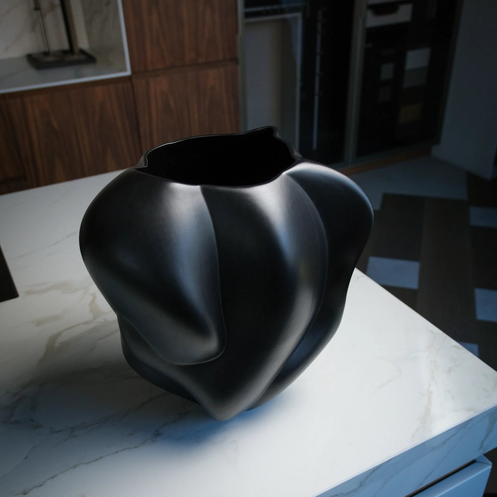 THE EMBRACE vase