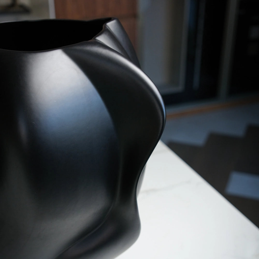 THE EMBRACE vase
